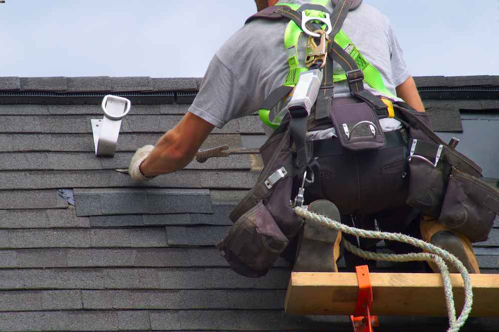 Temporary Roof Repairs: What Works and What Doesn’t