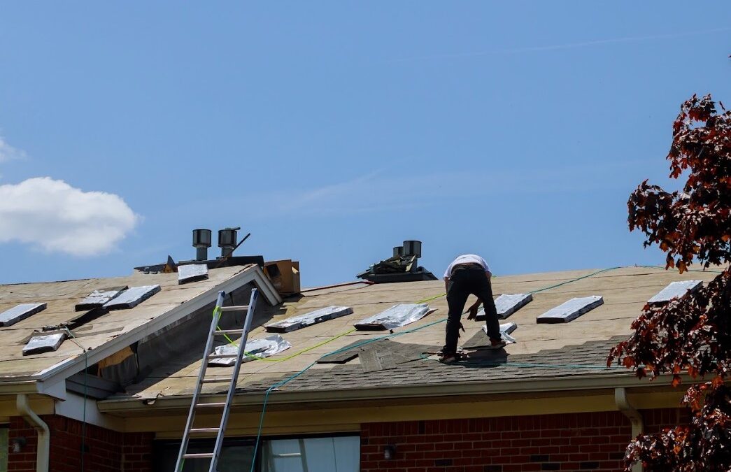 Licensed Contractor vs. Handyman vs. DIY Roof Repair: What’s The Smartest Choice?